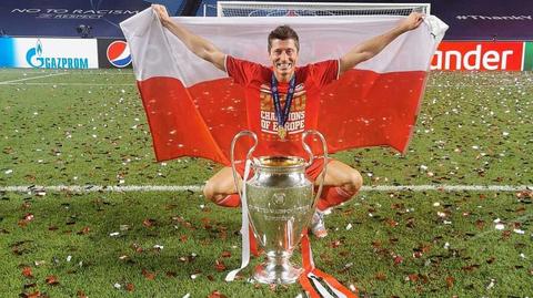 Robert Lewandowski celebrates winning the Champions League with Bayern Munich