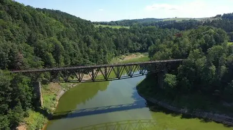The railway bridge over the Pilchowice Lake