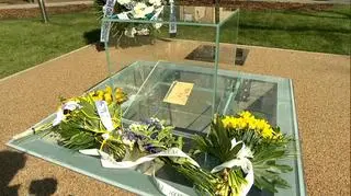 Memorial cube in the place where the Ringelblum Archive was found