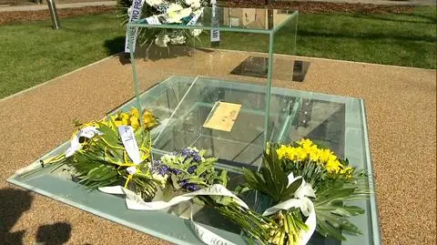 Memorial cube marking Ringelblum Archive discovery unveiled
