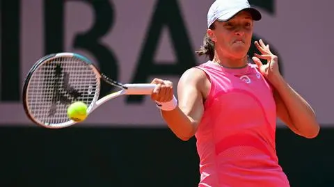 Iga Świątek knocked out of French Open by Maria Sakkari