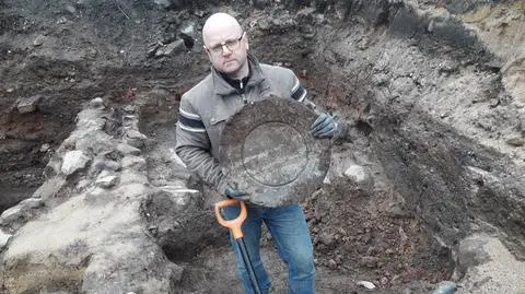 "It's not a shield I'm holding". Mysterious WWII-era finding