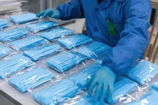 Pandemia przyczyniła się do gwałtownej produkcji środków ochrony indywidualnej