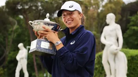 Iga Świątek proudly climbs to WTA top ten