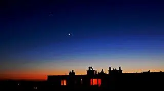 Piękny sierp młodego Księżyca z planetą Wenus nad Ustką - Zdjęcia 22.04.2023r