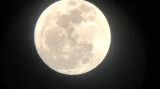 Pełnia księżyca przez teleskop