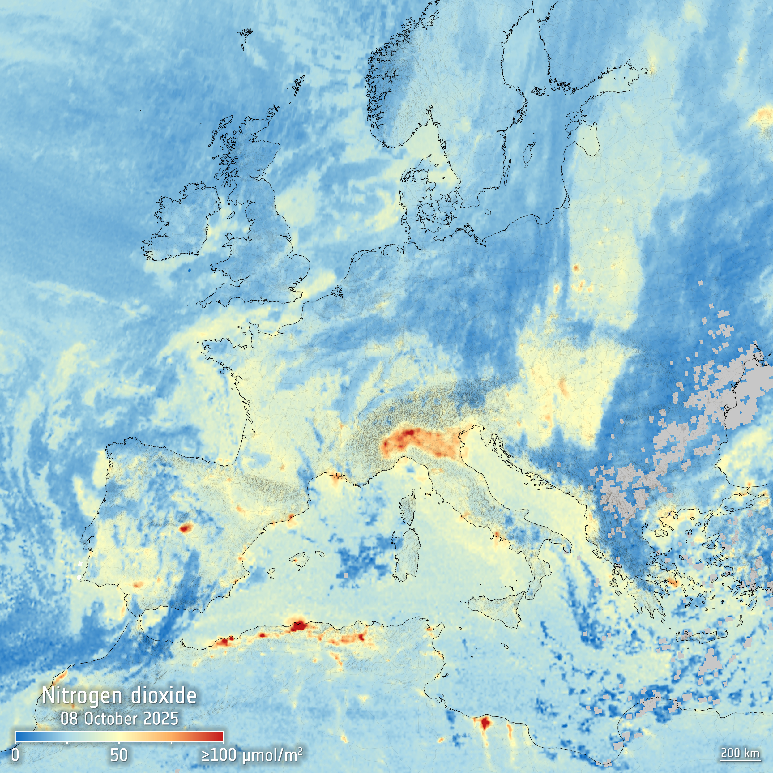 Dwutlenek azotu w niskiej atmosferze Europy, 8.10.2025. Część kontynentu, w tym Skandynawia, Europa Środkowa i Bałkany przykryte są warstwą chmur, więc dane są niekompletne