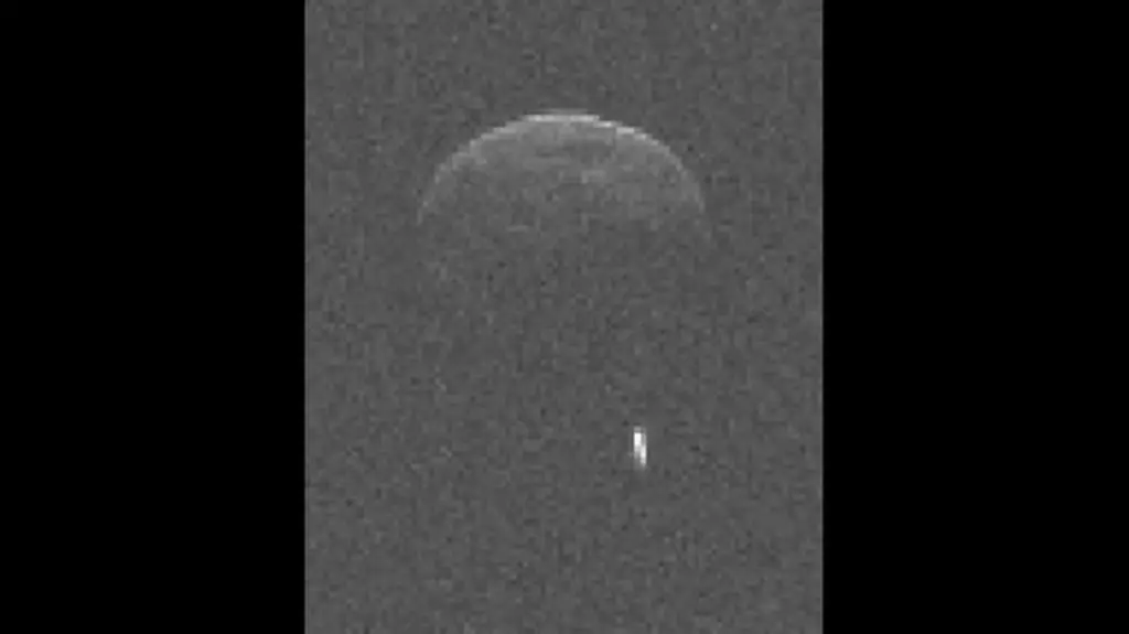1998 QE2 oraz jej satelita na obrazach radarowych (NASA/JPL)