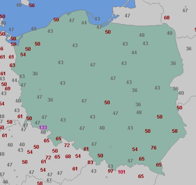 Porywy wiatru w piątek w Polsce