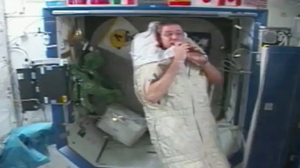 Astronauta Bill McArthur tłumaczy, jak się śpi w kosmosie
