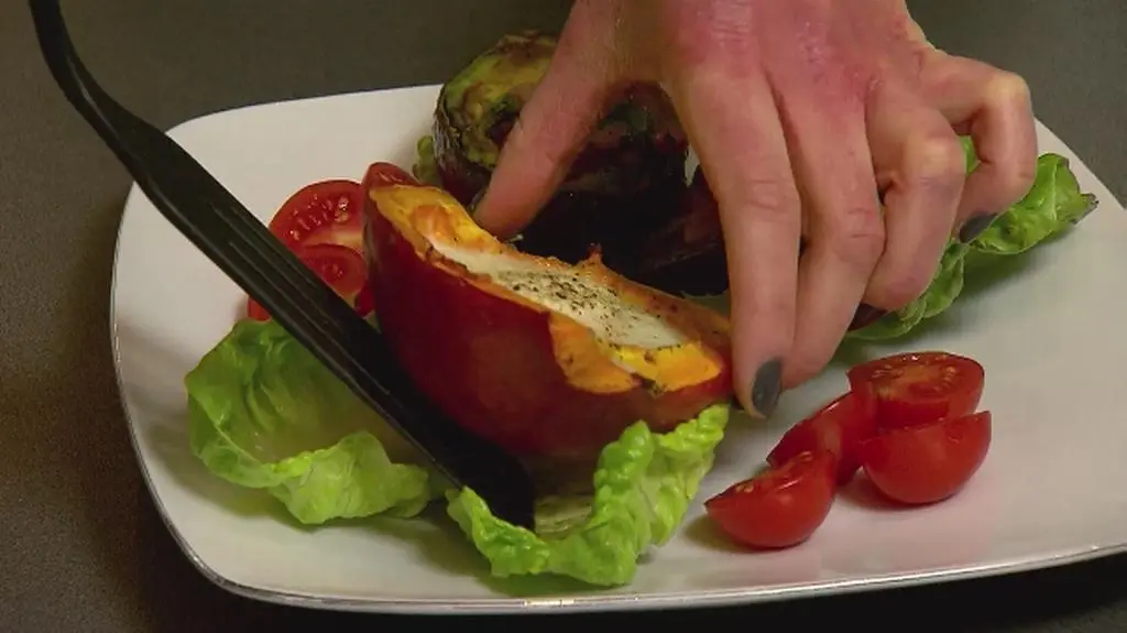 Awokado z boczkiem i jajkiem w towarzystwie dyni z jajkiem