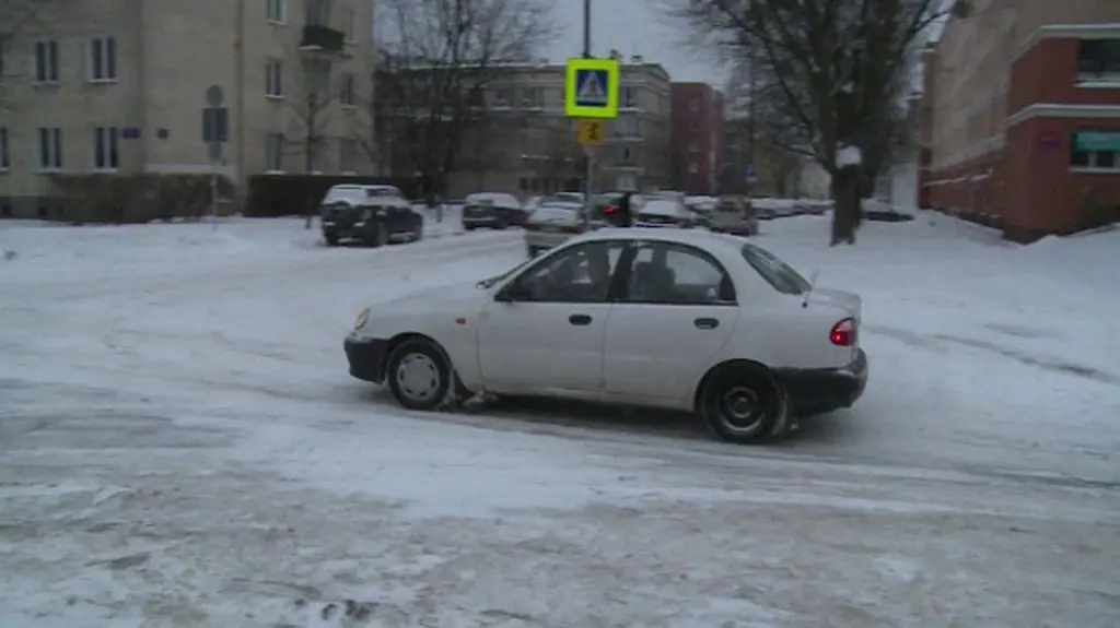 Błoto pośniegowe i oblodzenia są udręką dla kierowców i pieszych