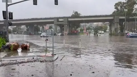 W San Francisco było o krok od pobicia rekordu. Powódź zablokowała autostradę 