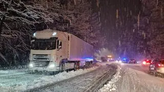 Ciężarówki nie mogły podjechać pod górkę na ul. Gdańskiej w Koszalinie