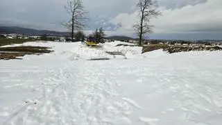 Gruba warstwa śniegu zalegająca na jednej z ulic wsi Pielgrzymka