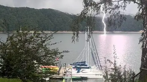 Piorun uderzył w taflę Jeziora Solińskiego