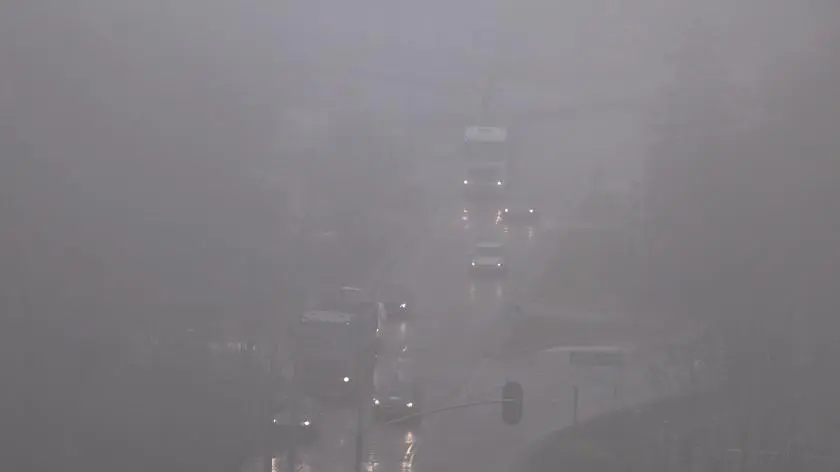 IMGW ostrzega. Od rana trudne warunki na drogach