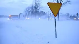 Lód na drogach, zawieje i zamiecie śnieżne. Uważajmy