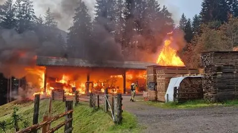 Pożary po uderzeniu pioruna, lawina błotna zatrzymała pociąg