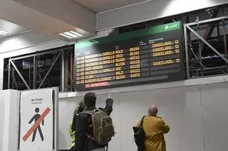 Tablica informacyjna na dworcu kolejowym Chamartin w Madrycie. W związku z powodziami odwołano wiele połączeń między Madrytem a Walencją