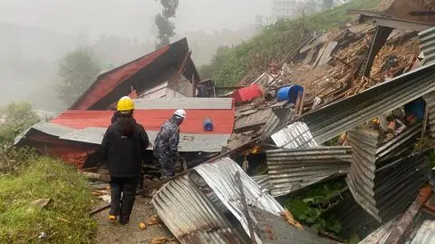Zabezpieczanie domu zniszczonego przez osuwisko w mieście Dhulikhel w Nepalu