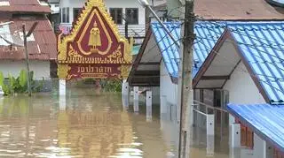 Fale przerwały wał, domy znalazły się pod wodą