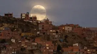 Pełnia Żniwiarzy nad La Paz w Boliwii