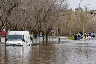 Ulice miasta Avila pod wodą 