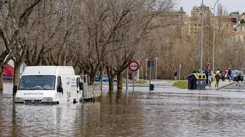 Ulice miasta Avila pod wodą 