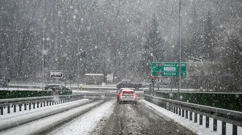 W wyniku silnych opadów śniegu na Podkarpaciu panują trudne warunki na drogach