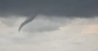 Zalążek trąby powietrznej w Strzelnie na Dolnym Śląsku 