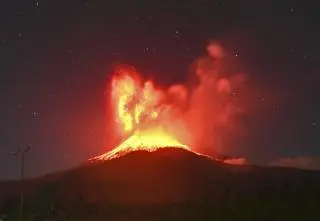 Nocne niebo rozświetliła ogromna kolumna popiołu i ognia