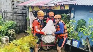 Filipińskie służby niosą pomoc mieszkańcom doświadczonym przez tajfun Fung-wong