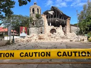 Zniszczenia po trzęsieniu ziemi na Filipinach