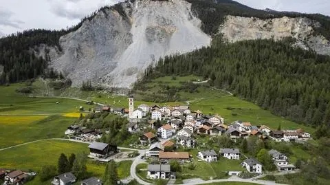 Malowniczej wiosce grozi kolejny obryw skalny