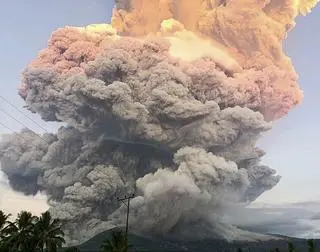 Erupcja wulkanu Lewotobi Laki-laki