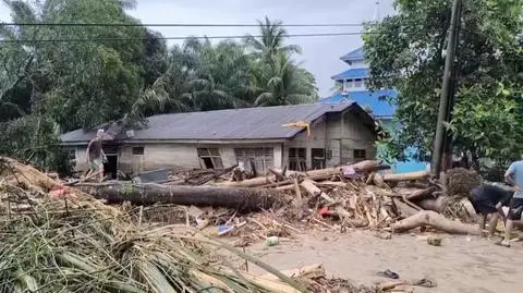 Zniszczony dom w prowincji Sumatra Północna
