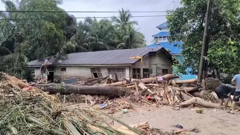 Rzadki cyklon przyniósł śmiertelne powodzie