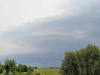 Groźnie wyglądająca chmura w Bałtowie (woj. świętokrzyskie)
