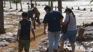 Mieszkańcy środkowej Boliwii sprzątają po powodzi