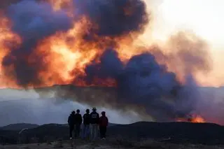 Kłęby dymu z pożaru Hughes Fire
