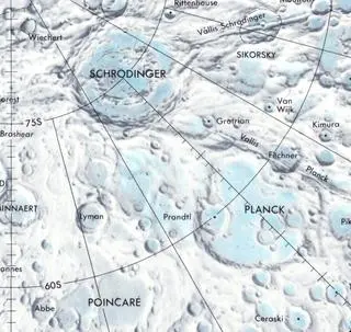 Umieszczenie kanionów Vallis Schrodinger i Vallis Planck w pobliżu kraterów o takich samych nazwach