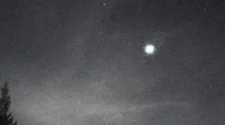 Świetlna kula na nocnym niebie. Wiadomo, czym była