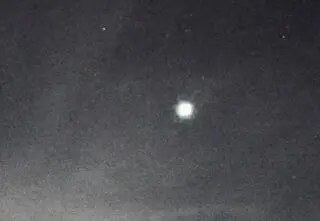 Świetlna kula na nocnym niebie. Wiadomo, czym była