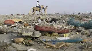 Zaśmiecone plaże w Pakistanie po monsunowych ulewach
