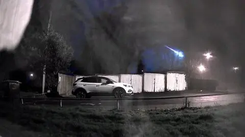 Kula światła przecięła niebo nad miastem. Nagranie