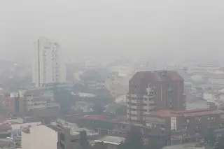 Dym pożarowy nad miastem Santa Cruz w Boliwii