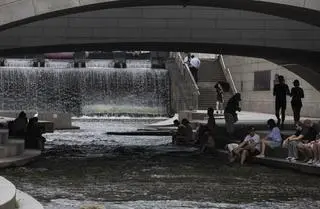 Mieszkańcy Seulu chronią się przed upałem