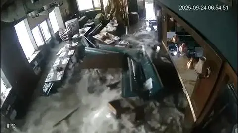 Rwąca woda niszczy restaurację w Hongkongu