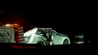 Zmiażdżony przez skałę samochód